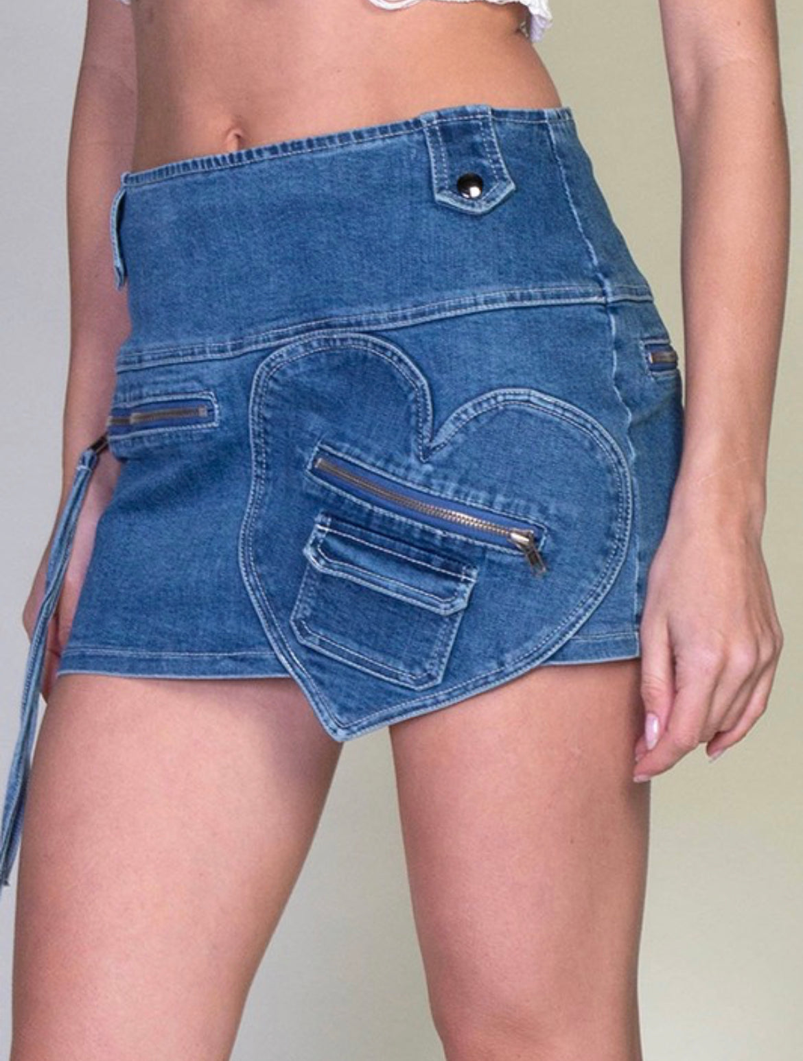 Heart patched cargo mini skirt
