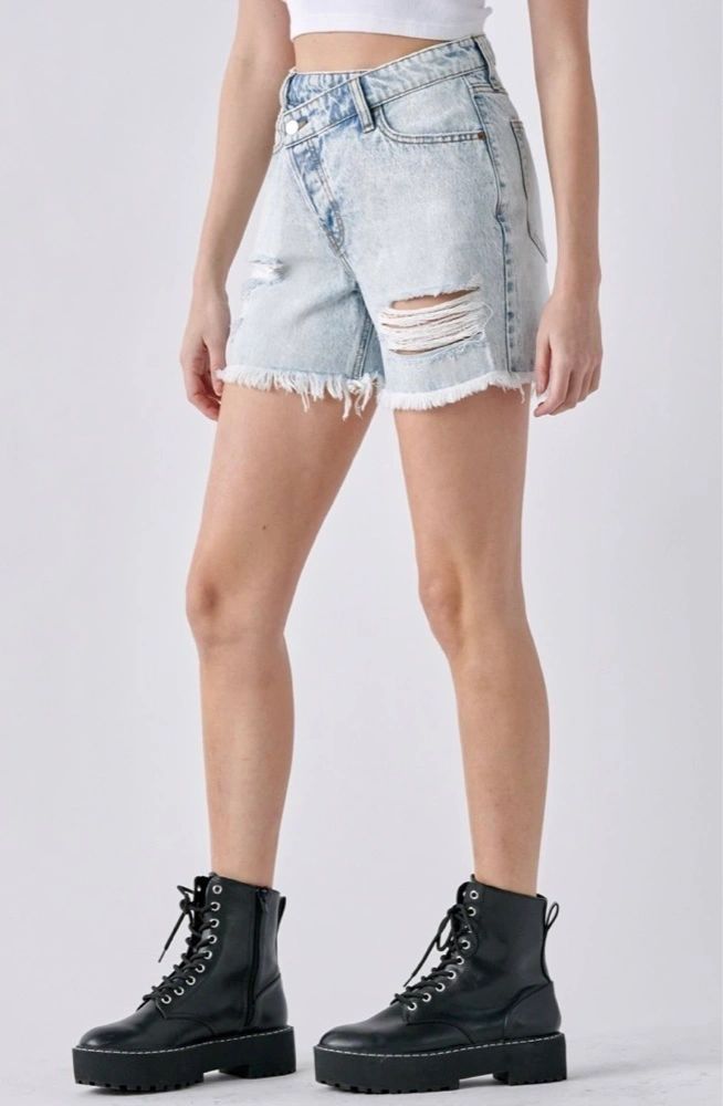 Asymmetrical buttoned washed mom short