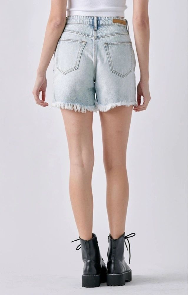 Asymmetrical buttoned washed mom short