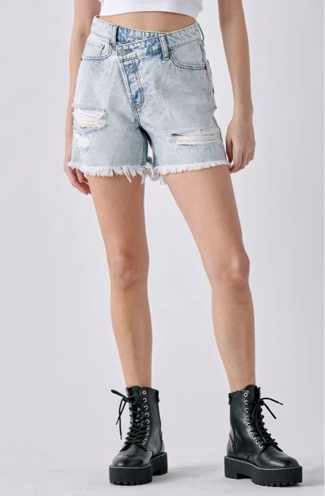 Asymmetrical buttoned washed mom short