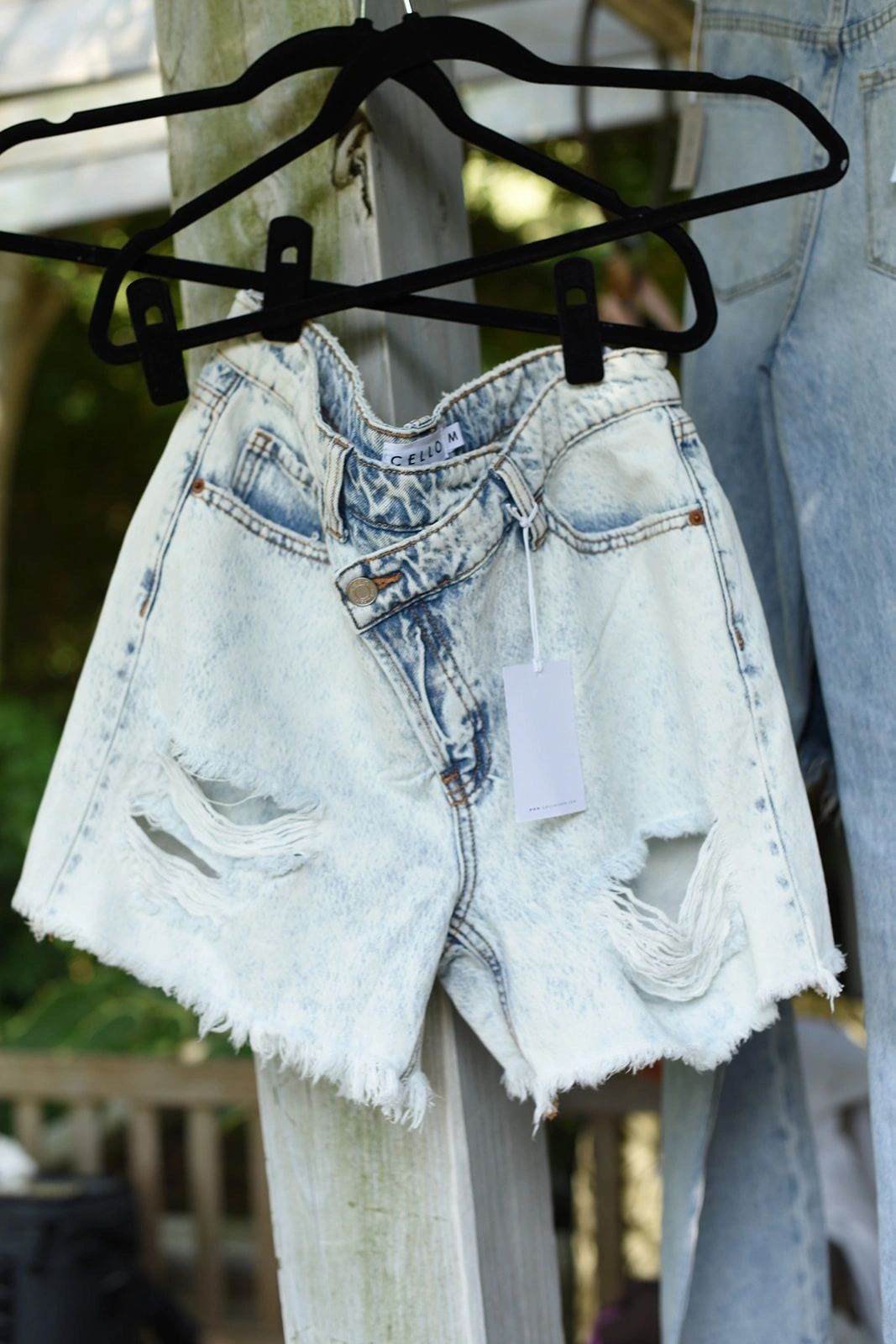 Asymmetrical buttoned washed mom short